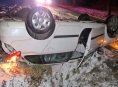 Auto po smyku skončilo na střeše