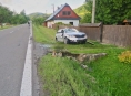 Řidič čelně narazil do betonového mostku