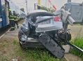 Auto zůstalo uvězněné mezi závorami v Šumperku