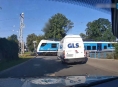 Ujížděl policistům – smetl ho vlak