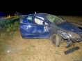 Řidič otočil auto přes střechu
