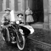 - Za řídítky Augustin Šulc, vedle František Nušl před hlavní budovou BSA v Birminghamu v roce 1922  zdroj foto: Autoklub