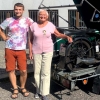 Daniel a Libuše Šulcovi se strojem, který v sobotu vyrazí z Londýna před Národním technickým muzeem, kde absolvoval povolovací proces k výjezdu do zahraničí  zdroj foto: Autoklub