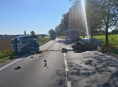 Bourala převozová sanitka s osobním autem