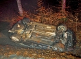 Auto u Rohle skončilo na střeše