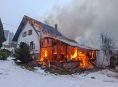 Hasiči zasahovali u požáru chaty v Podlesí