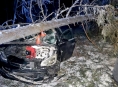 Pád stromu na auto a havárie na náledí