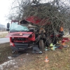 Řidič ve Velkých Losinách narazil do stromu
