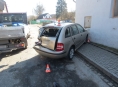 Řidič narazil do zaparkovaného auta v Hrabišíně