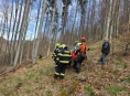 Muže po pádu z výšky zachránili hasiči a letečtí záchranáři
