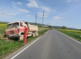 Řidič v nákladním autě vjel na nezpevněnou krajnici