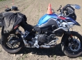 Motorkář skončil v příkopu