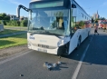 Střet autobusu se škodovkou v Mohelnici