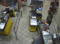 Muž s punčochou na hlavě a nožem v ruce předpadl prodejnu v Prostějově 