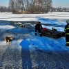 Pod zasahujícími hasiči se prolomil v Sudkově na rybníce led  zdroj foto:HZS Ok