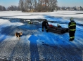 Pod zasahujícími hasiči se prolomil v Sudkově na rybníce led