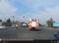 VIDEO: Hořelo auto na sjezdu z R35 u Přáslavic