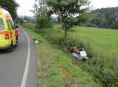 Motorkář u Vidnavy najel na nezpevněnou krajnici a přepadl přes řídítka