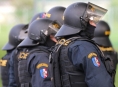 Opilí fotbaloví fanoušci v Olomouci napadli policistu