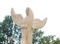 Rejchartickou louku stráží dřevění andělé