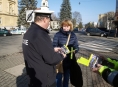 Policie v Šumperku předávala chodcům reflexní pásky