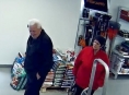 Staršího muže při krádeži v obchodě zachytila kamera