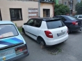 Zloděj v Mohelnici auto podložil špalky