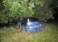 Opilého řidiče zastavil strom u Habartic