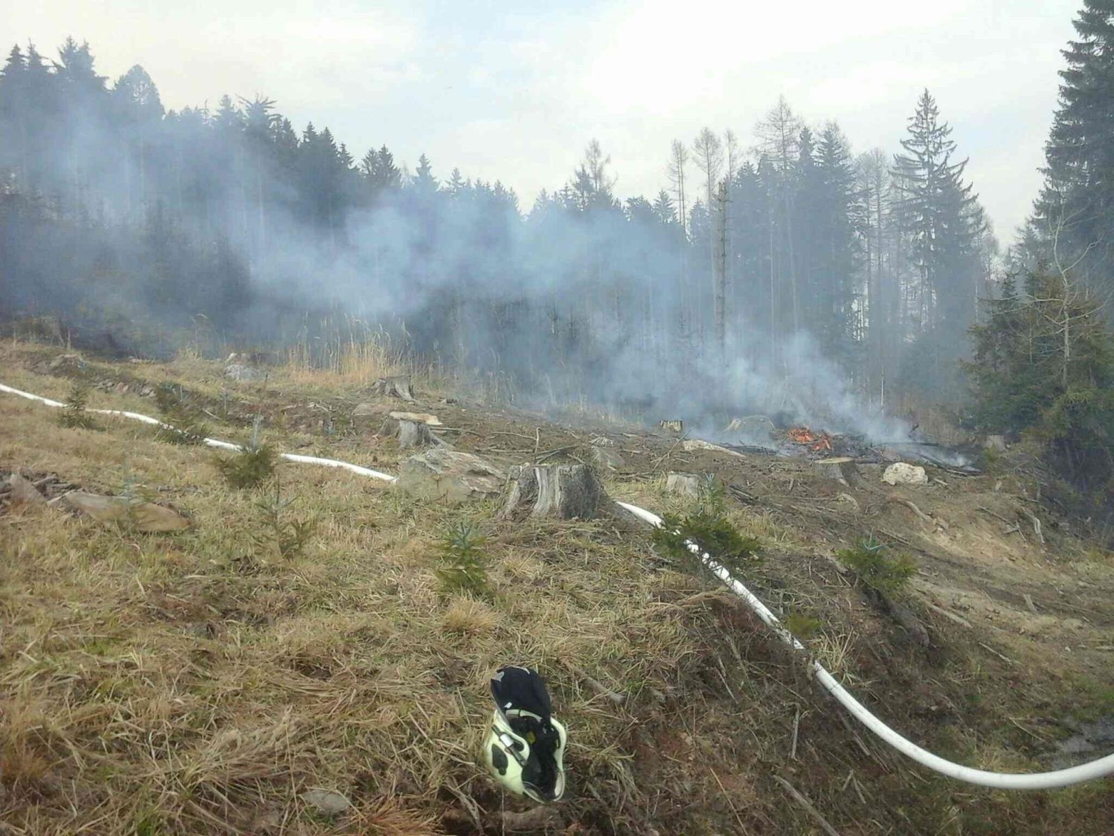 Nová Hradečná - požár lesa zdroj foto: HZS Olk
