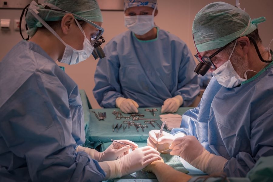 specializovaný operační výkon Oddělení plastické a estetické chirurgie FN Olomouc zdroj foto: E. Havrlant FN OL