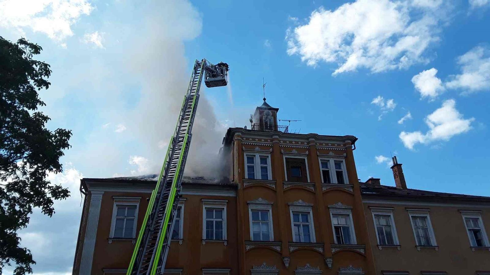 Na Šumpersku hořel bývalý zámeček zdroj foto: HZS OLK
