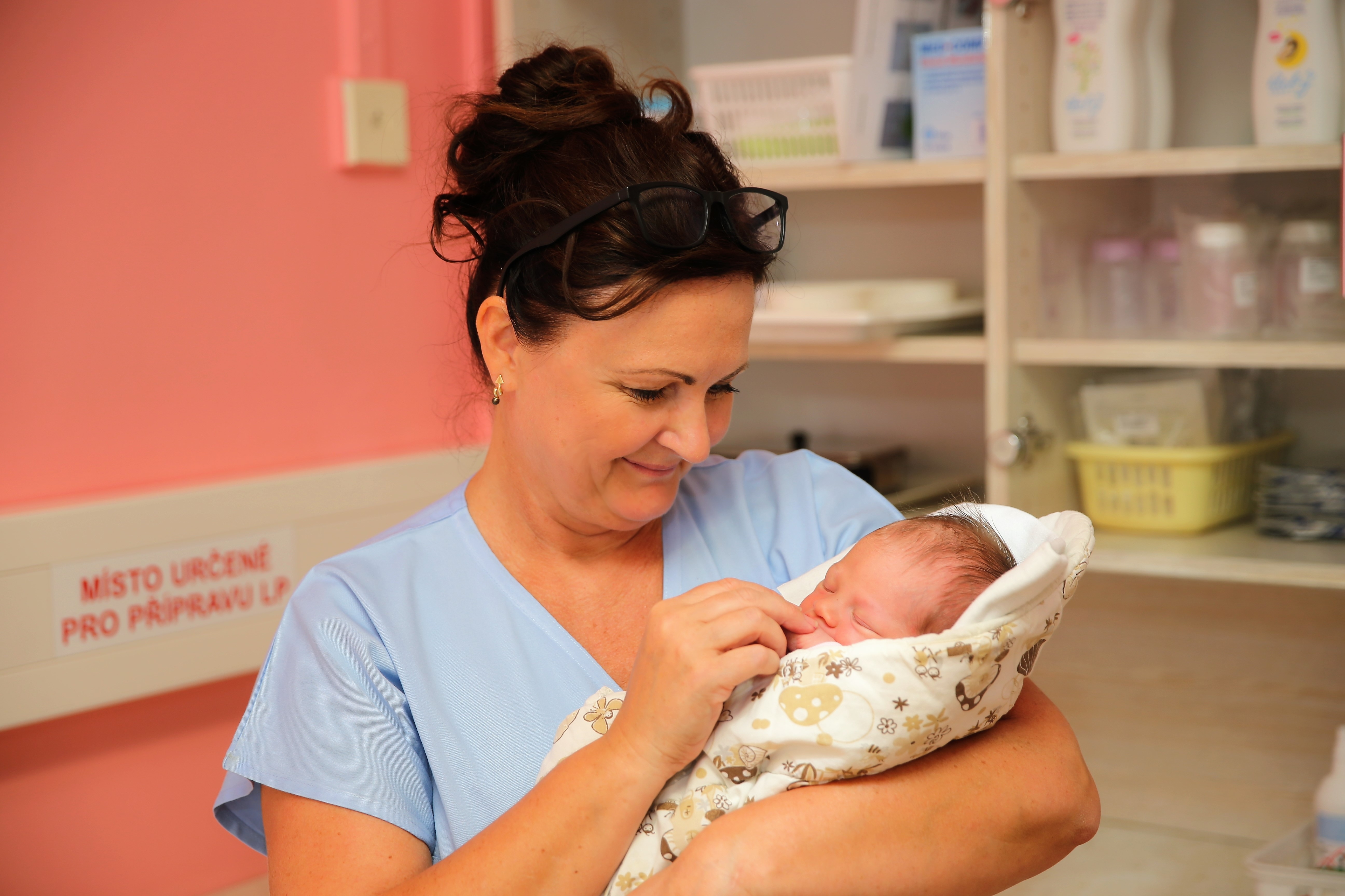 Vedoucí porodní asistentka Anna Holinková se svým týmem letos přivedla na svět už 425 dětí foto: M. Jeřábek, archiv Nemocnice Šumperk