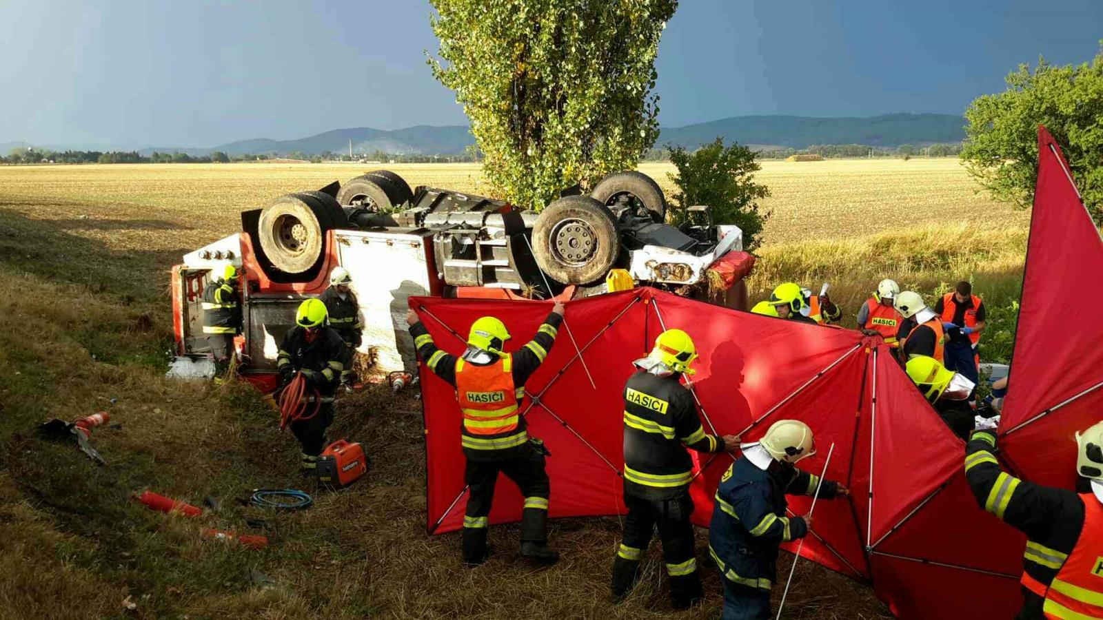 Nehoda hasičské cisterny na Šumpersku zdroj foto: HZS Olk