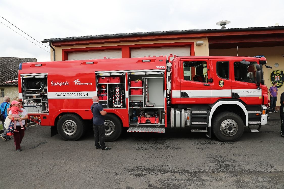 Šumperk - Temenice - hasiči slavnostně převzali novou techniku foto: sumpersko.net