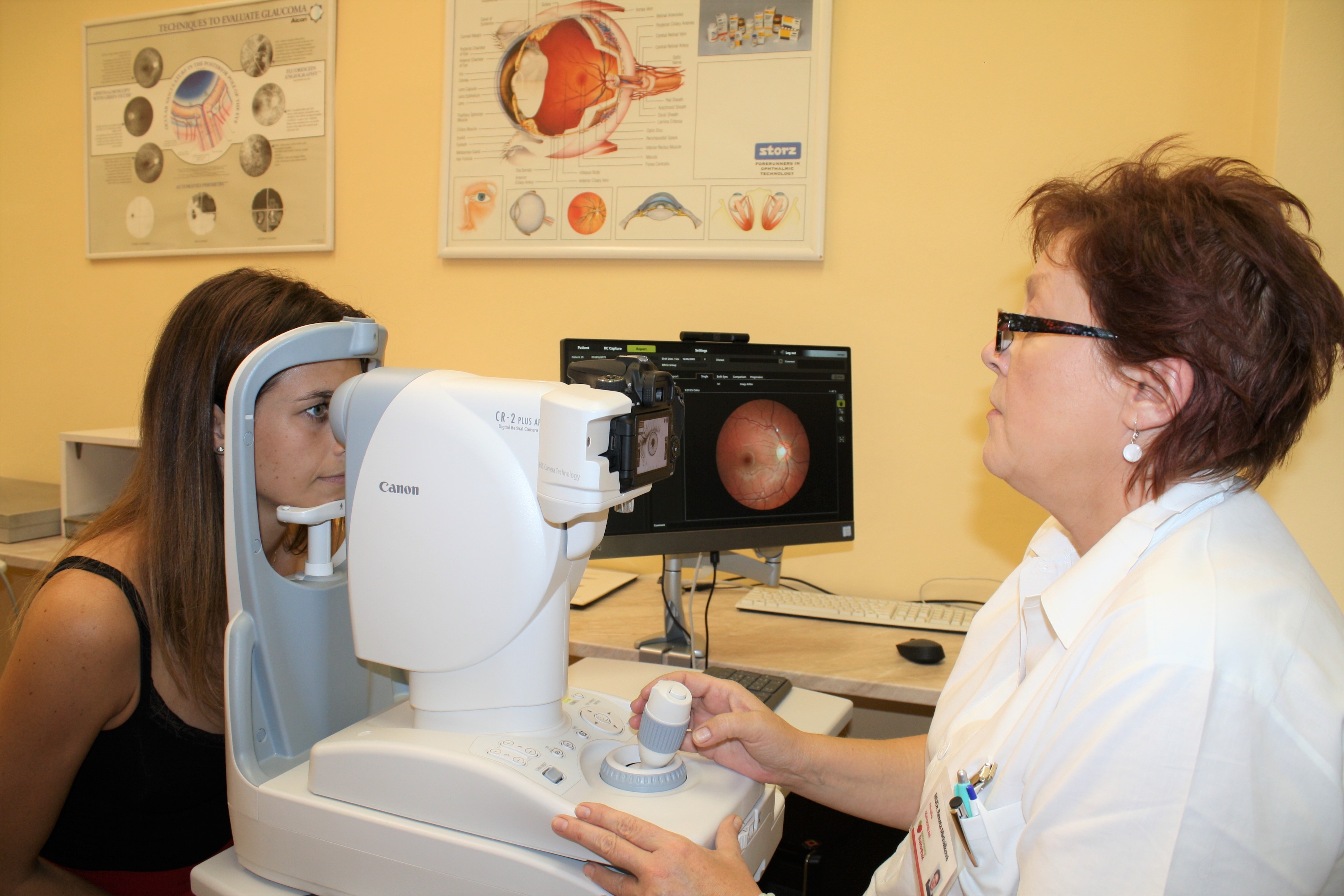 Speciální kameru využijí šumperští lékaři nejen pro odhalení makulární degenerace, ale i vyšetření zrakových nervů u zeleného zákalu foto: NŠ - D. Aberlová