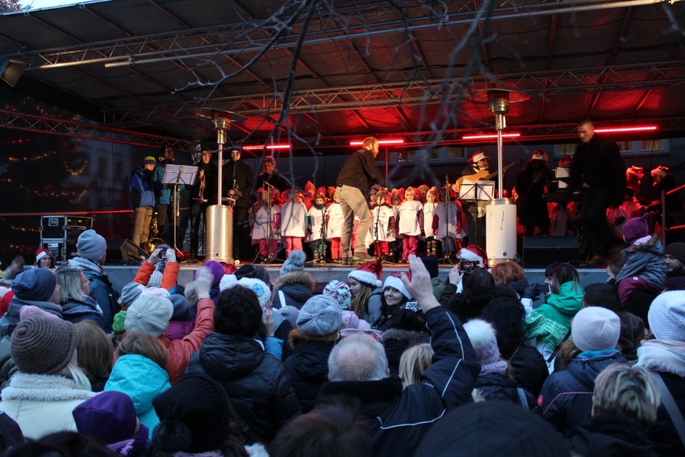 Vánoční zpívání dětské sboru u šumperské radnice - zdroj foto: MŠ Veselá školka