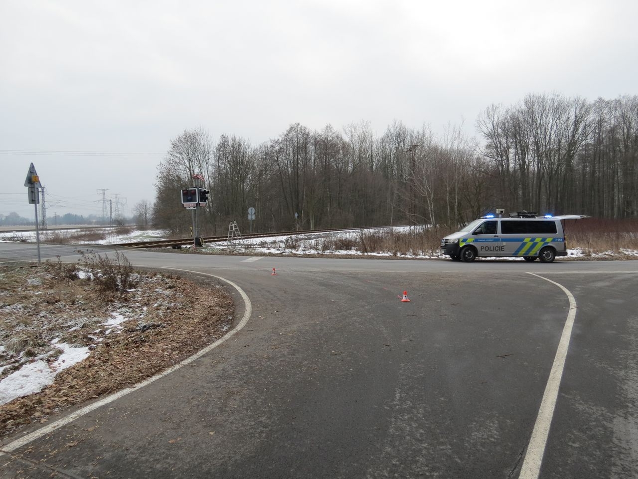 Šumpersko - poškozené zabezpečovací zařízení železničního přejezdu zdroj foto: PČR