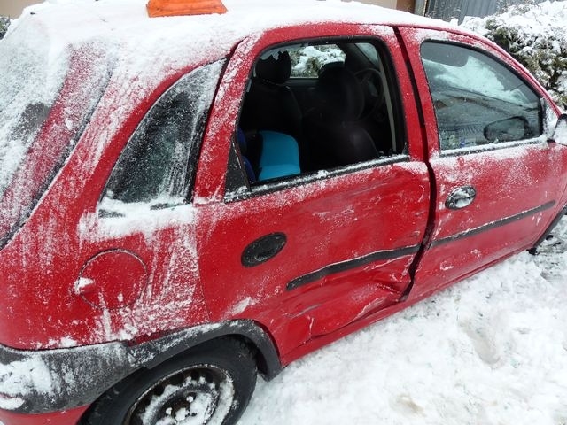 Pondělní sněhová nadílka potrápila nejen řidiče na Jesenicku zdroj foto: PČR