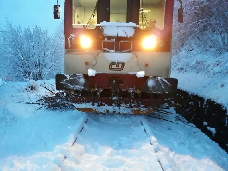 Pondělní sněhová nadílka potrápila nejen řidiče na Jesenicku zdroj foto: PČR