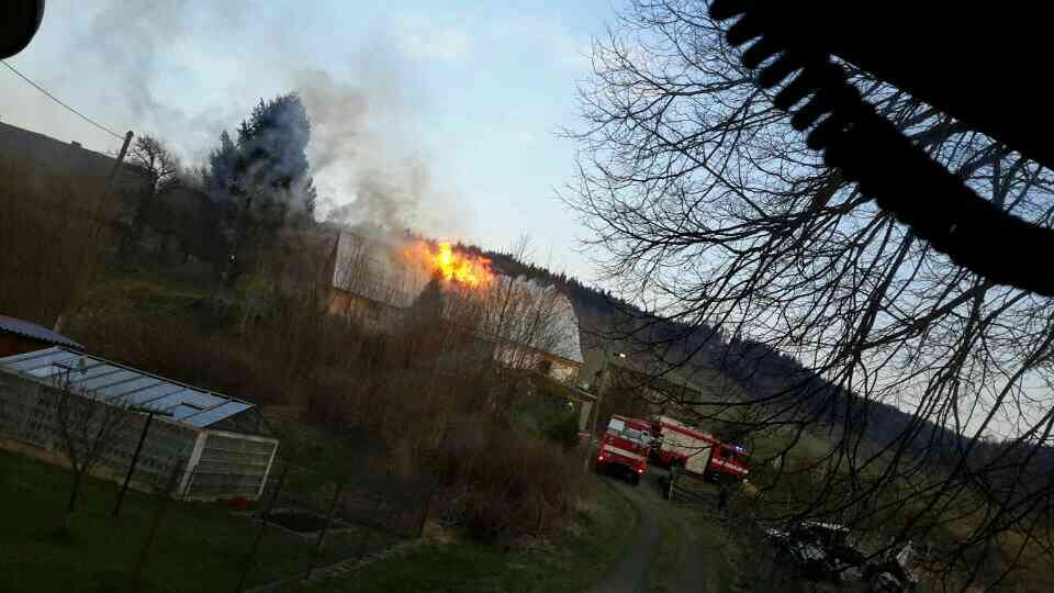 Jesenicko - likvidace požáru rodinného domu zdroj foto: HZS OLK
