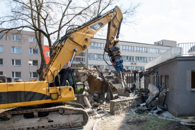 demolice staré budovy II. interní kliniky zdroj foto: FNOL