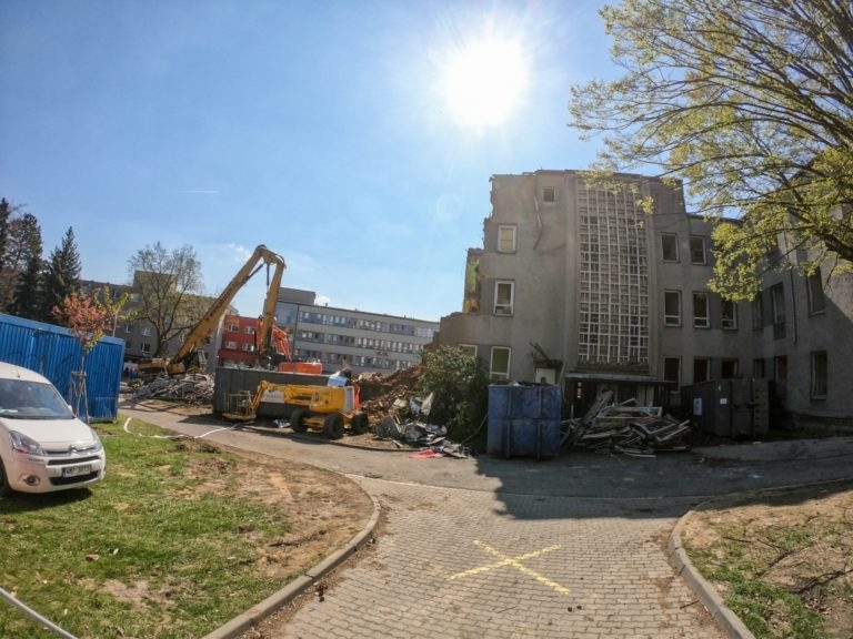 demolice staré budovy II. interní kliniky zdroj foto: FNOL
