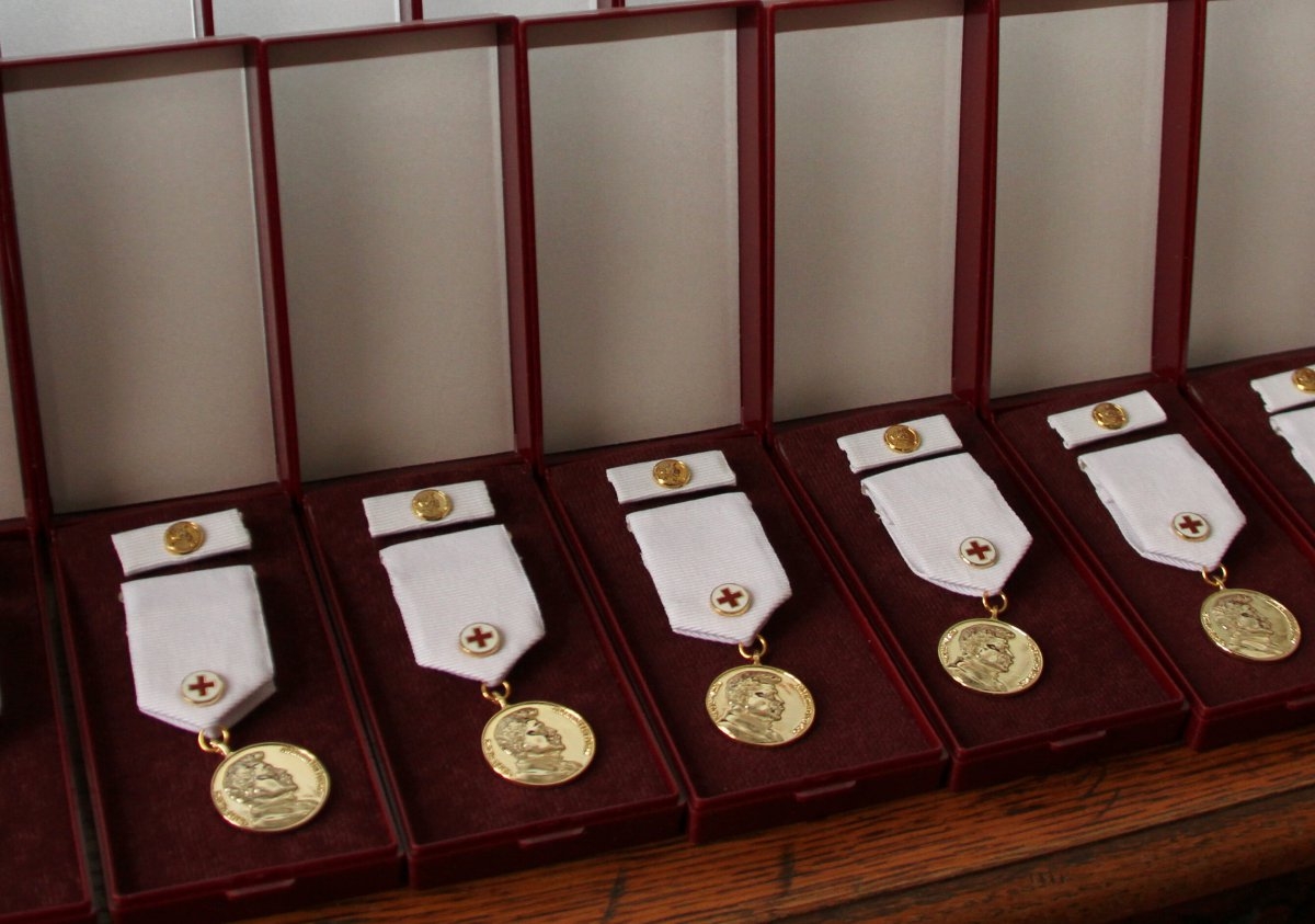 Dárci krve převzali zlaté medaile profesora Jana Janského zdroj foto: OLK