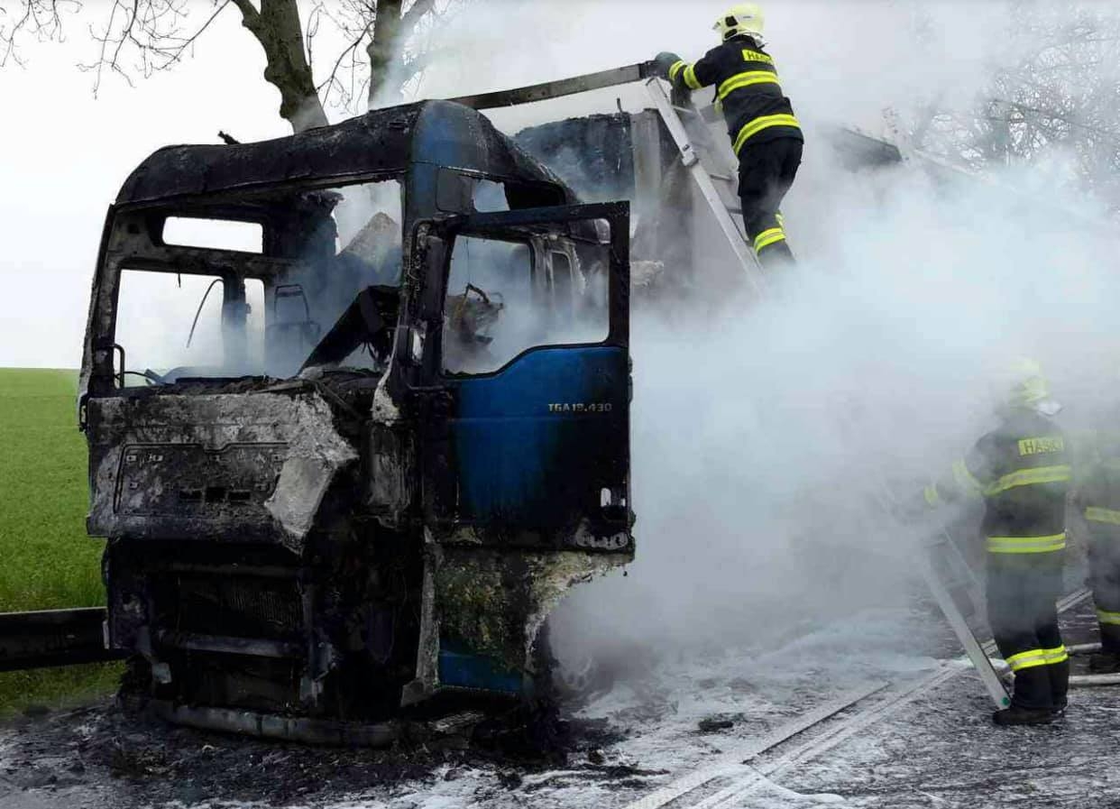 Mohelnicko - likvidace požáru hořícího kamionu zdroj foto: HZS OLK