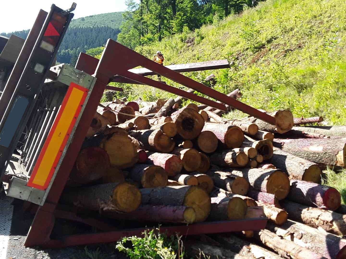 Čevenohorské sedlo - nehoda kamionu zdroj foto: FB HZOLK