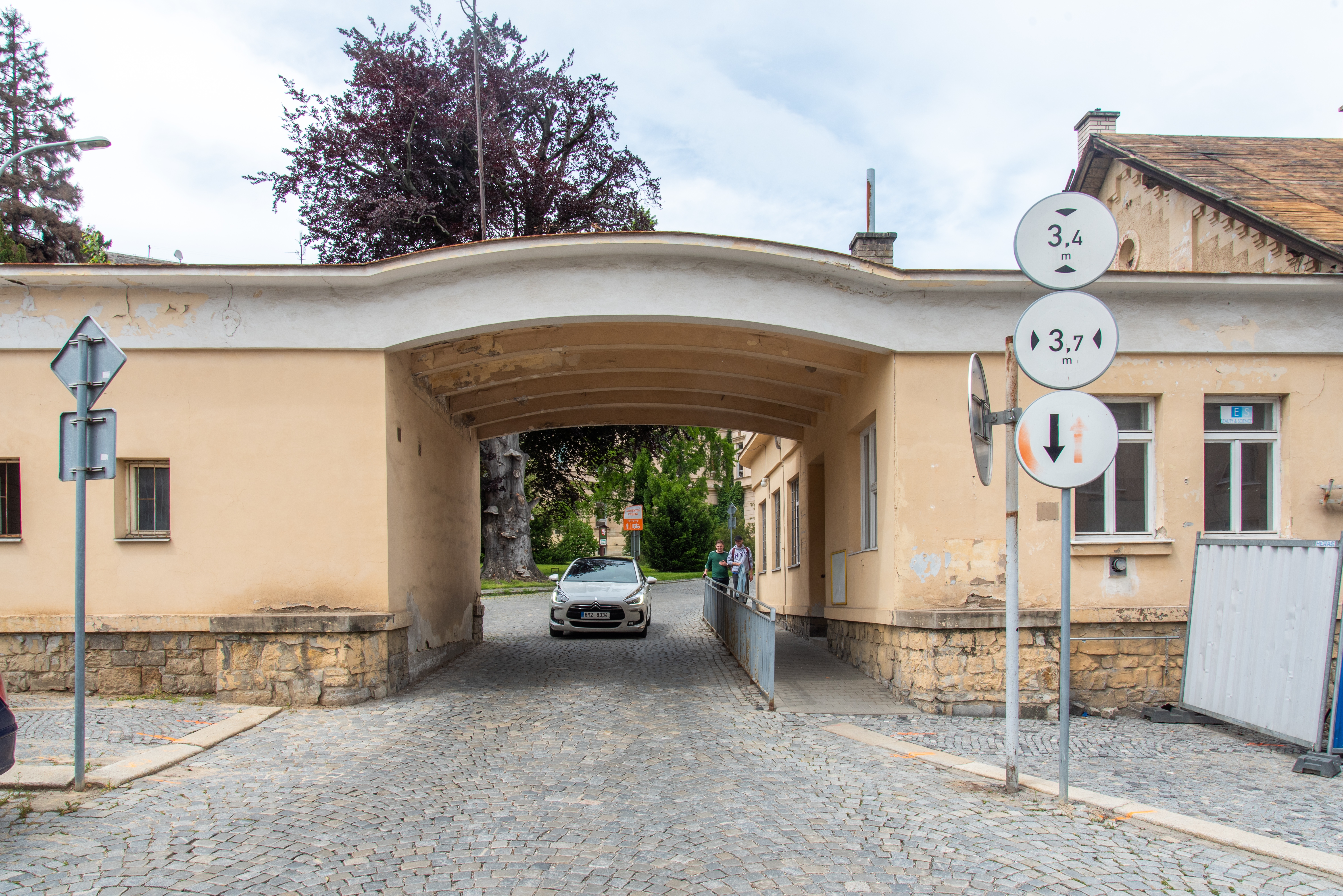 Stará brána do areálu FN Olomouc byla zbourána zdroj foto: FNOL
