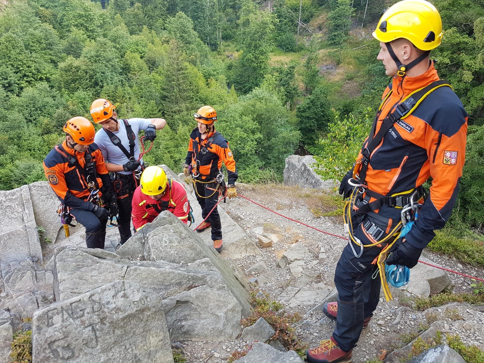 Hasiči trénovali ve skalách záchranu turistů zdroj foto: HZS OLK