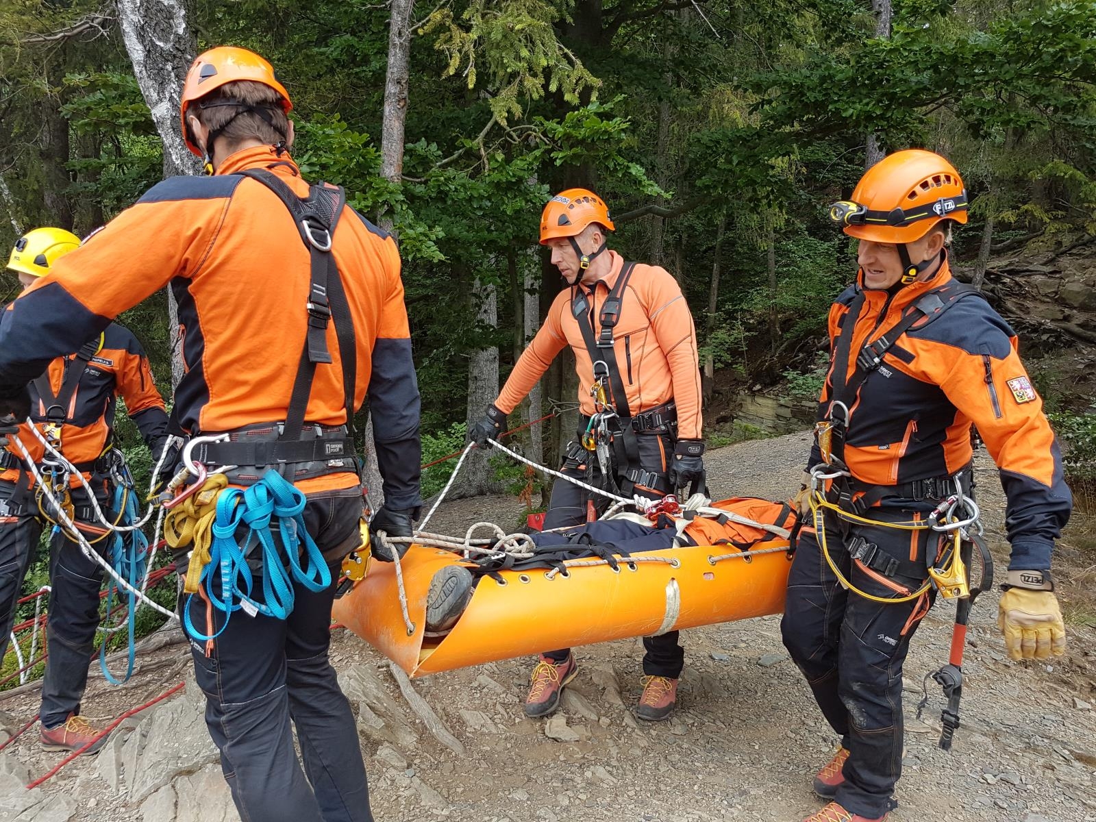 Hasiči trénovali ve skalách záchranu turistů zdroj foto: HZS OLK