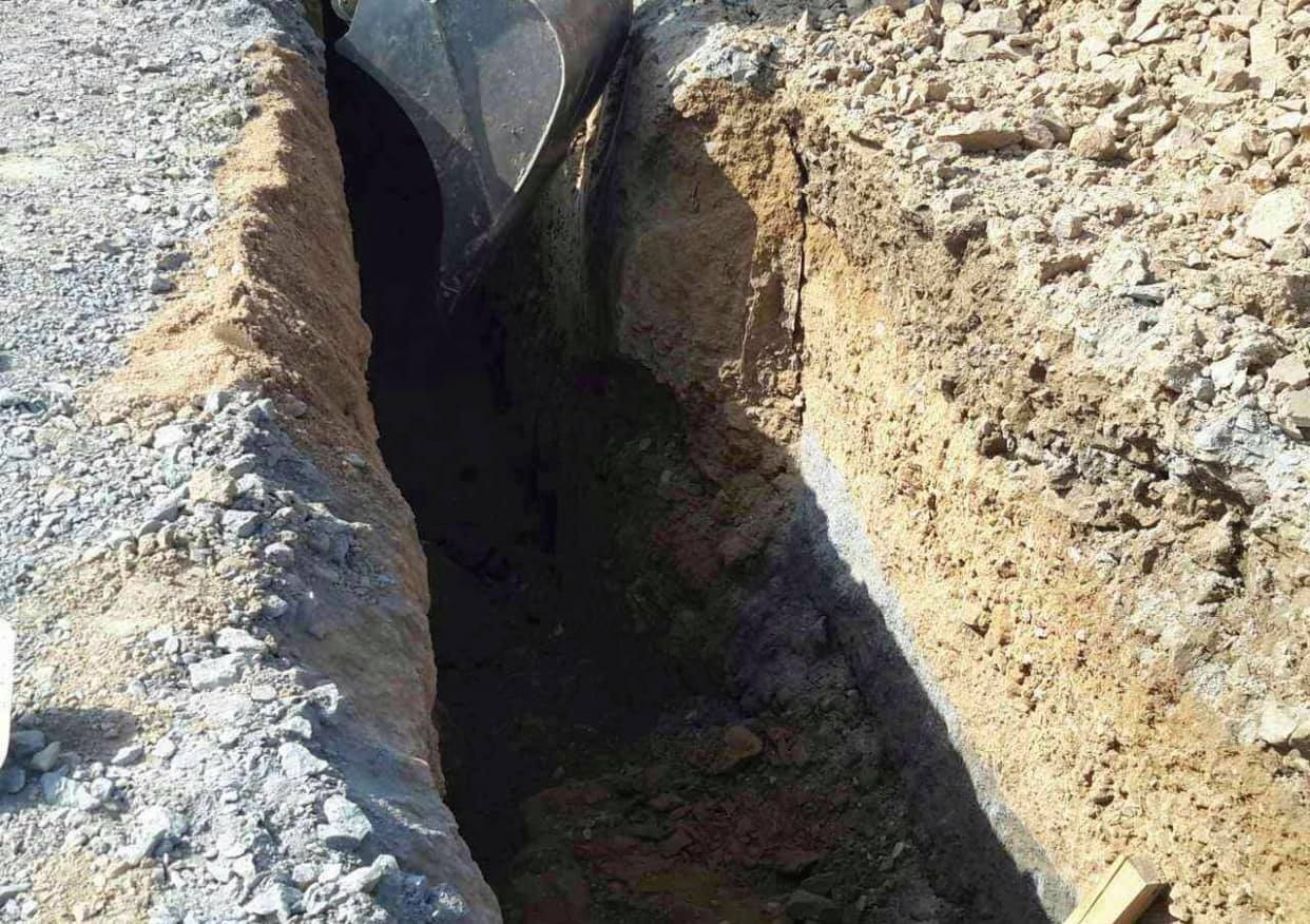 Náhlý sesuv půdy při výkopu kanalizace v Bouzově zdroj foto: HZS OLK