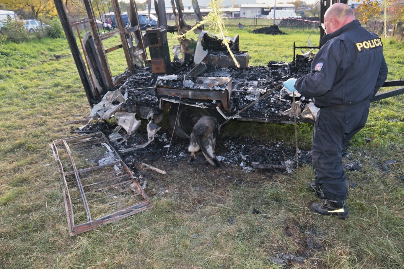 Jesenicko - psovod se psem vycvičeným na vyhledávání ohnisek požáru zdroj foto: PČR